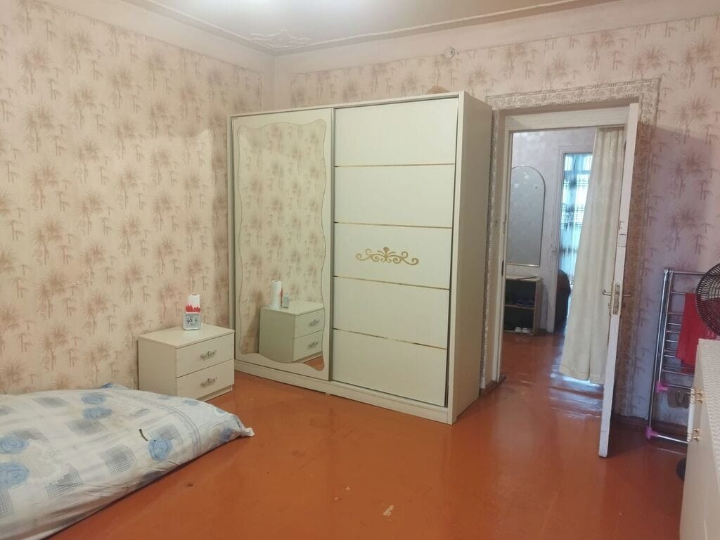 Tallelokero huoneessa, työpöytä