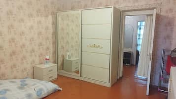 Caja de seguridad en la habitación y escritorio