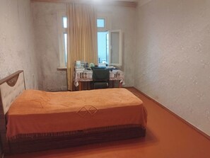 خزنة داخل الغرفة ومكتب ومساحة عمل للكمبيوتر المحمول وستائر تعتيم