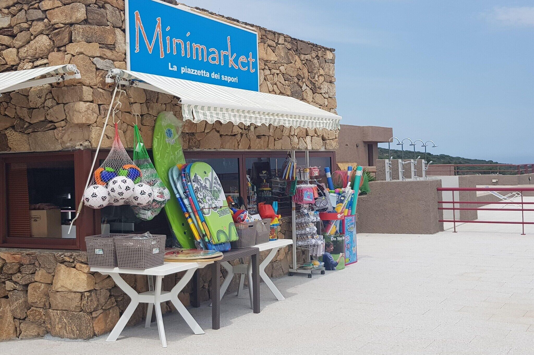 Una fachada con un letrero que dice "Minimarket" y "La piazzetta dei sapori".