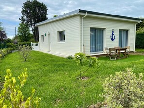 Outdoor dining - 10 minutes walk from the sea, brand new wooden house for 4 to 6 people (Houlgate)