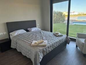 Tabla de planchar con plancha, wifi y ropa de cama 