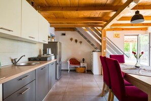 Frigorífic, placa de cuina, rentaplats i cafetera i tetera 