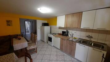 Coffee/tea maker, fridge, microwave, oven