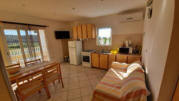 Coffee/tea maker, fridge, microwave, oven