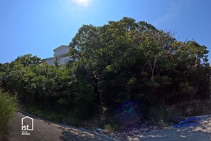 Property grounds - Large Beachfront Island Villa Sleeps 12 Ideal for Families and Groups (Bizen)