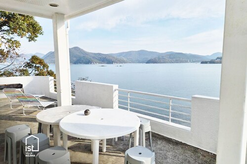 Large Beachfront Island Villa Sleeps 12 Ideal for Families and Groups