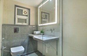 Shower, free toiletries, towels, soap