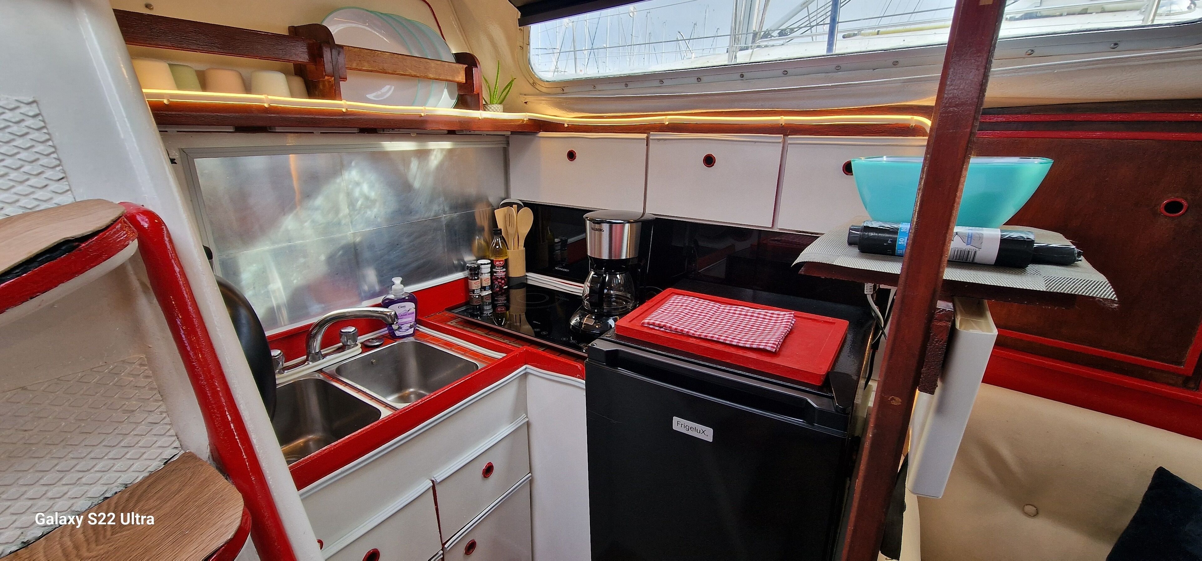 Refrigerador, microondas, cafetera y tetera y utensilios de cocina 