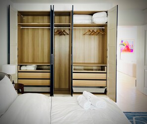 Silitysrauta/-lauta, Wi-Fi, vuodevaatteet