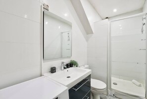 Chuveiro, secador de cabelo, toalhas de banho 