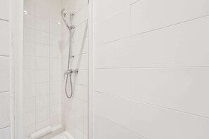 Shower, hair dryer, towels - Quiet and cosy 2BR in Nanterre - Near La Defense (Nanterre)