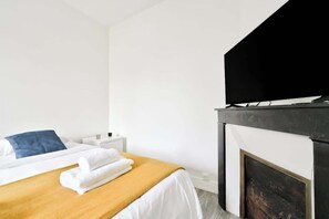 Iron/ironing board, travel cot, WiFi, bed sheets - Quiet and cosy 2BR in Nanterre - Near La Defense (Nanterre)