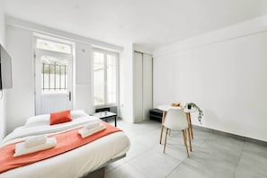 Silitysrauta/-lauta, vauvan matkasänky, Wi-Fi, vuodevaatteet