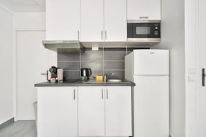 Jääkaappi, mikroaaltouuni, liesi, kahvin-/teenkeitin