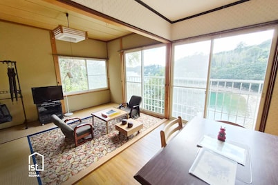 Central Island Villa near Shops Family Friendly and Convenient
