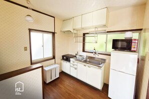Private kitchen - ist villa 10: Retro Seaside, Sleeps 5 (Bizen)