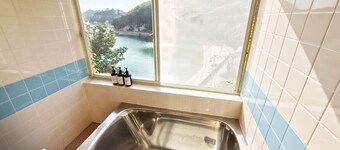 Central Island Villa near Shops Family Friendly and Convenient