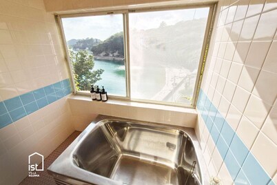 Central Island Villa near Shops Family Friendly and Convenient