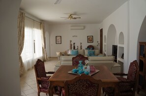 المنشأة من الداخل