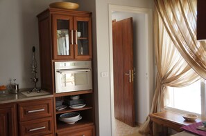 ثلاجة، ميكروويف، فرن، موقد طهي مسطح