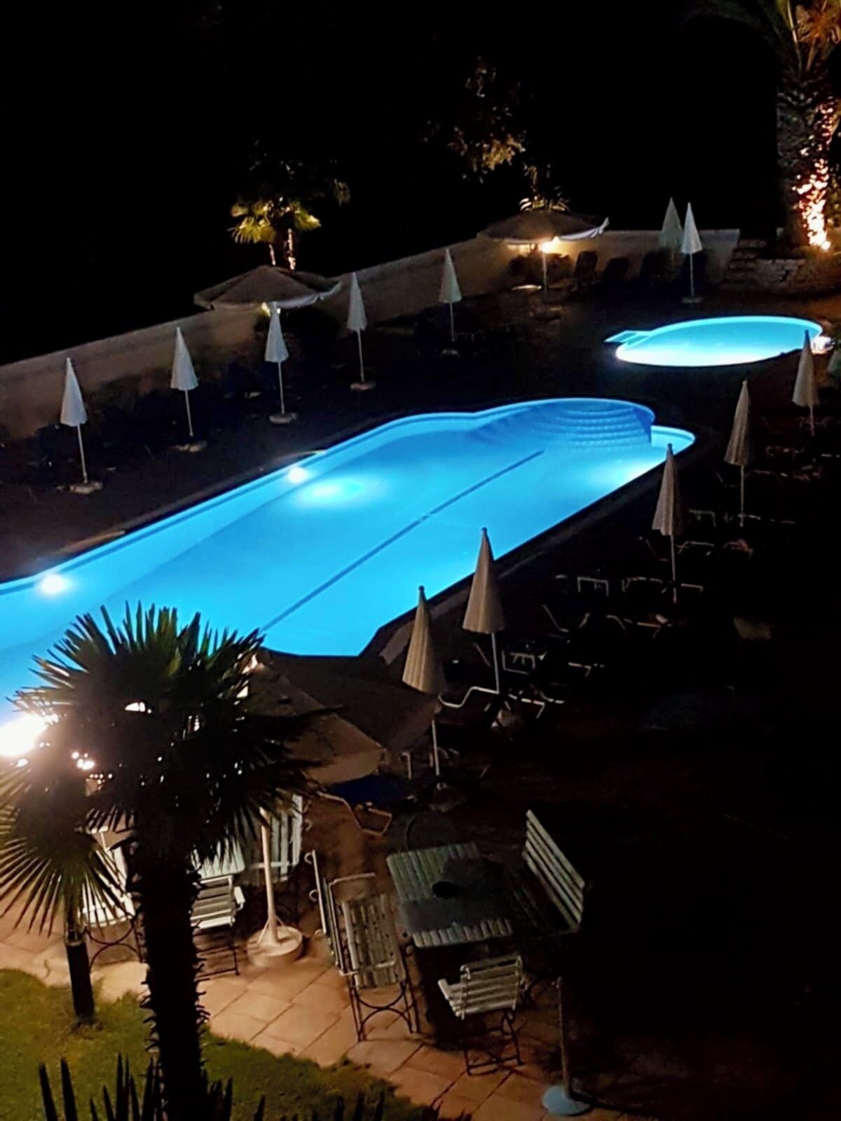 สระว่ายน้ำกลางแจ้งเปิดตามฤดูกาล