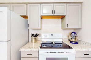 Fridge, microwave, stovetop, dishwasher - Near OSU Campus! 'Casa de Cowboy' in Stillwater (Stillwater)
