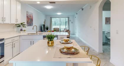 Play & Stay: 1st Floor Ava Maria Condo!