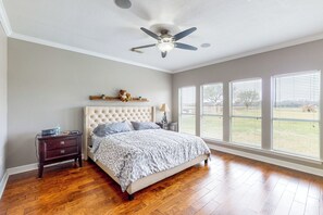 4 bedrooms, Internet, bed sheets - Blessing Farmhouse w/ Farm Views & Outdoor Living (Blessing)