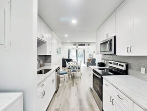 Fridge, microwave, oven, stovetop - Stay in the Heart of Coligny/No Steps (Hilton Head Island)