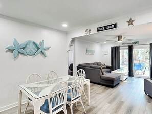 Interior - Stay in the Heart of Coligny/No Steps (Hilton Head Island)