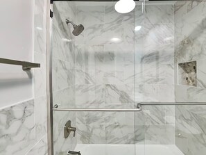 Shower, hair dryer, towels - Stay in the Heart of Coligny/No Steps (Hilton Head Island)