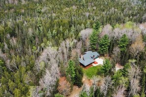 Exterior - Steps to Sturgeon River! Dog-Friendly Nature Haven (Vanderbilt)
