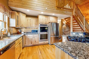 Fridge, microwave, stovetop, dishwasher - Steps to Sturgeon River! Dog-Friendly Nature Haven (Vanderbilt)