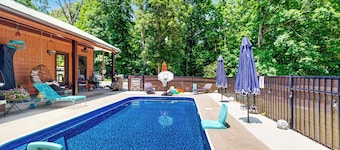 Poolside Bliss! Retro Retreat in Muscle Shoals