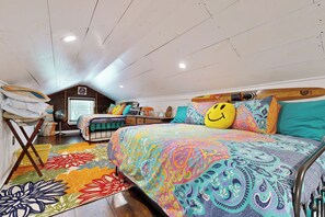 Iron/ironing board, bed sheets - Poolside Bliss! Retro Retreat in Muscle Shoals (Muscle Shoals)