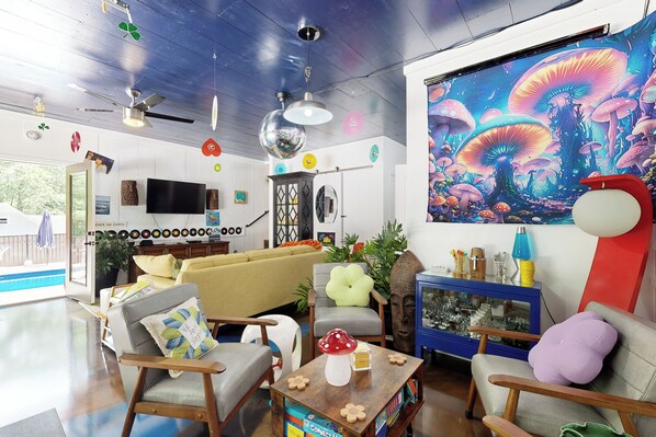 TV, DVD player, ping pong - Poolside Bliss! Retro Retreat in Muscle Shoals (Muscle Shoals)