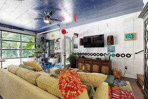 TV, DVD player, table tennis - Poolside Bliss! Retro Retreat in Muscle Shoals (Muscle Shoals)