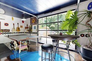 Game room - Poolside Bliss! Retro Retreat in Muscle Shoals (Muscle Shoals)