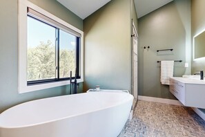 Hair dryer, towels - Modern, 35-Acre Mtn Escape in Cedaredge! (Cedaredge)