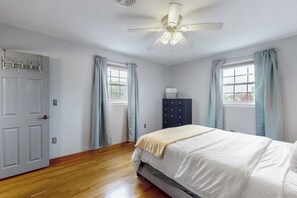 3 bedrooms, desk, iron/ironing board, internet - Comfortable 3BR Home w/ Private Pool (Harbeson)