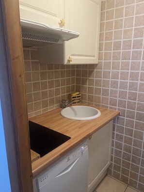 Refrigerador, microondas, horno, placa de cocina