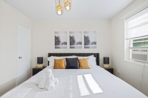 3 bedrooms, desk, iron/ironing board, travel crib