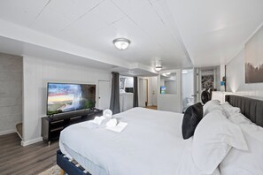 Escritorio, tabla de planchar con plancha, cuna de viaje y wifi gratis 