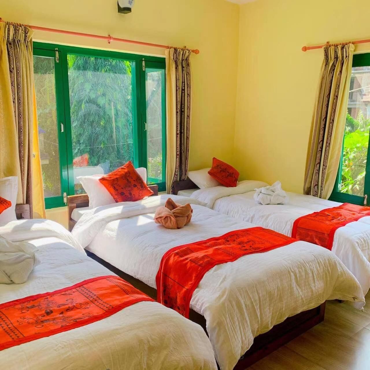 غرفة مزدوجة عادية | خزنة داخل الغرفة وبديكورات فريدة لكل غرفة وطراز فريد لكل وحدة