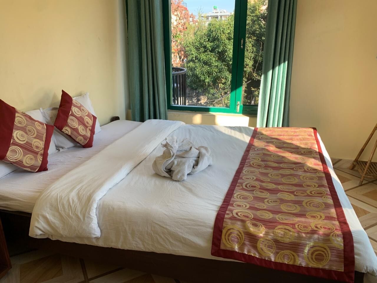 Kamar Deluks, pemandangan gunung, area taman | Brankas dan didekorasi berbeda-beda