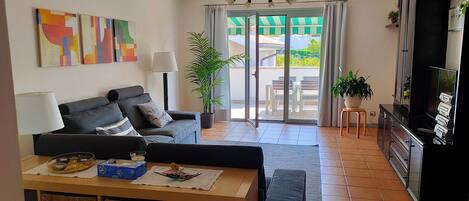 Télévision, livres, chaîne hi-fi