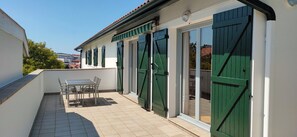 Outdoor dining - Relax, silence and sun in the Basque Country (Hendaya)