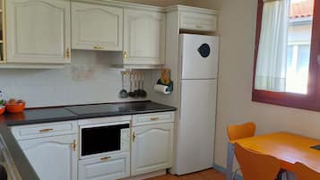 Wasserkocher mit Kaffee-/Teezubehör, Kühlschrank, Mikrowelle, Herdplatte