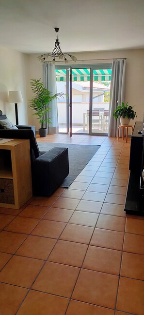 TV, books, stereo - Relax, silence and sun in the Basque Country (Hendaya)